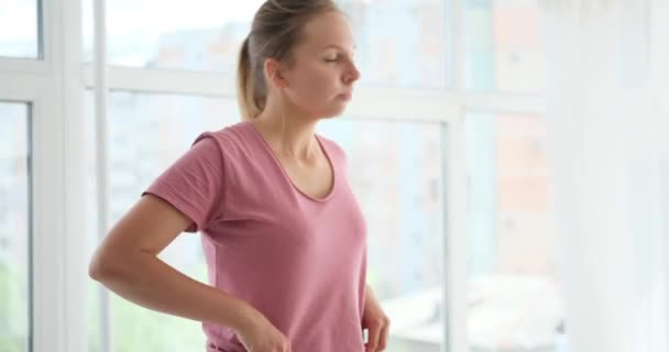 Žena cvičící jógu představuje variaci ve fitness studiu — Stock video