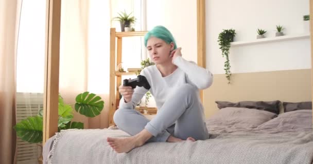 Kobieta grająca w gry wideo w domu — Wideo stockowe