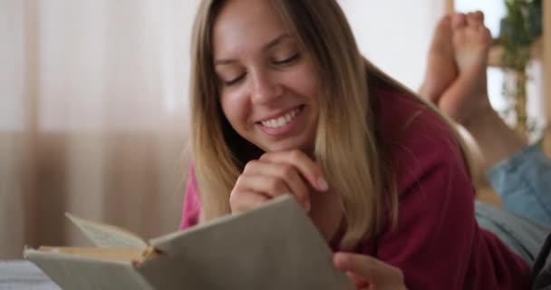 Γυναίκα που διαβάζει ένα βιβλίο στο σπίτι — Αρχείο Βίντεο