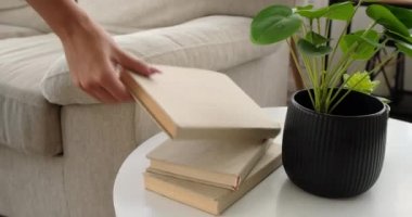 Evde kitap okuyan bir kadın. 