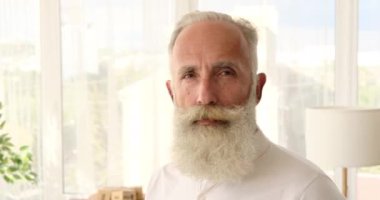 Bıyıklı kıdemli adam.