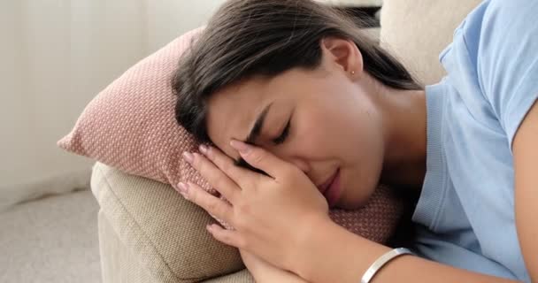Mulher triste chorando no sofá em casa — Vídeo de Stock