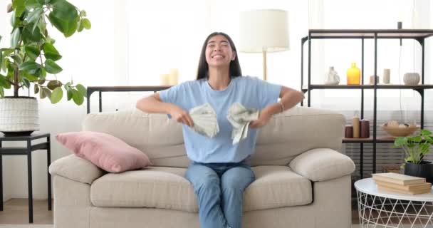 Femme jetant des billets d'un dollar dans l'air — Video