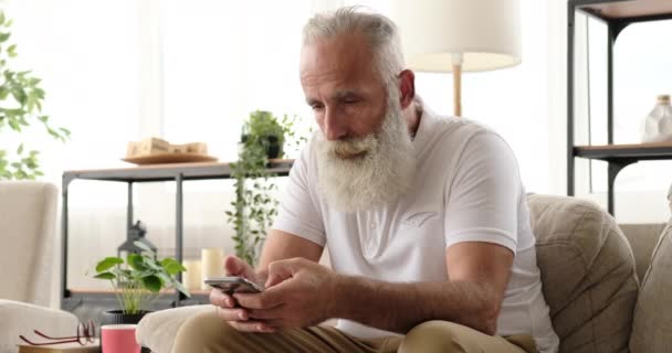 家里用手机发短信的老人 — 图库视频影像