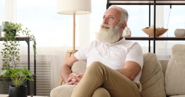老人在家里扭动着胡子 — 图库视频影像