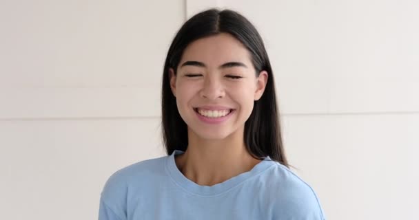 Retrato de mujer hermosa sonriendo — Vídeos de Stock