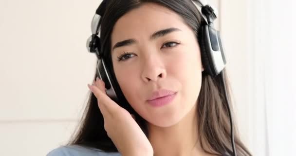 Mujer escuchando y cantando canciones usando auriculares — Vídeo de stock