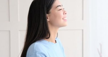 Pencereden bakan mutlu kadın