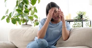 Depresyonda olan bir kadın evde cep telefonuyla konuşuyor.