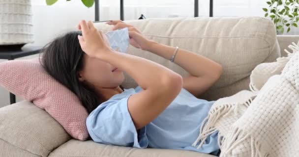 Woman sleeping with eye mask on sofa — Stock Video