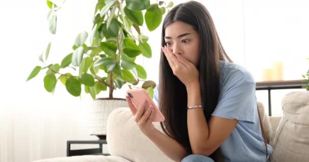 Vrouw ontstemd met behulp van mobiele telefoon thuis — Stockvideo