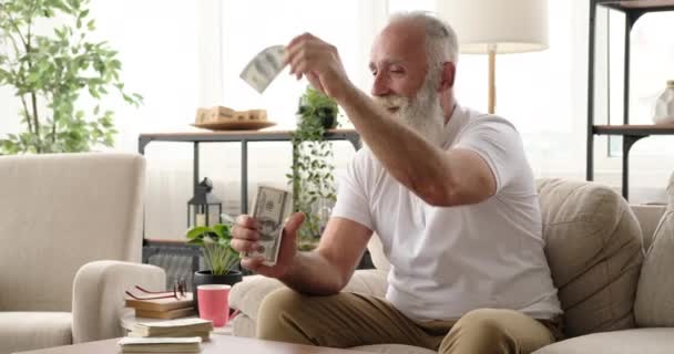 Pensionär kontrollera om hans kontanter bunt är falska eller äkta — Stockvideo