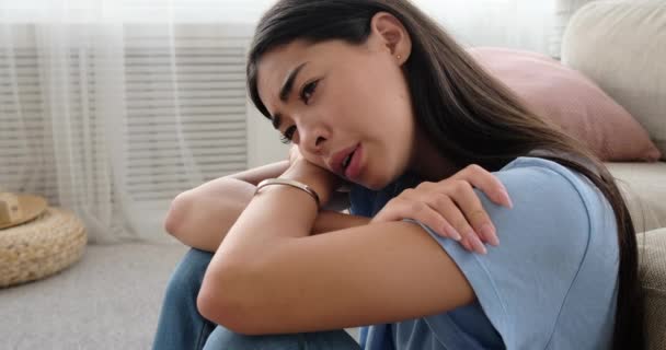 Mujer desconsolada llorando en casa — Vídeos de Stock