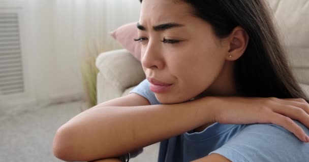 Женщина с разбитым сердцем плачет дома — стоковое видео