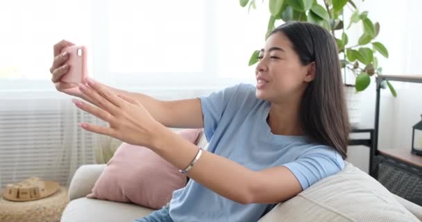 Mulher vídeo conversando usando telefone celular em casa — Vídeo de Stock