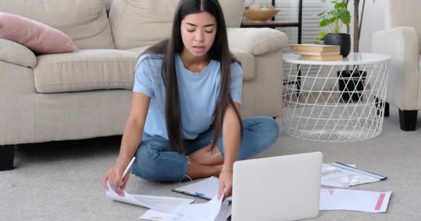 Mujer escribiendo notas y analizando documentos en casa — Vídeos de Stock