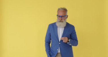 İşadamı parmağını şaklatıyor ve şarkı söylüyor.