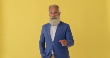 Kıdemli işadamı kamerayı işaret ediyor.