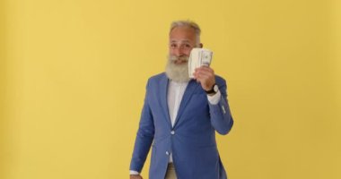 Ellerinde büyük miktarda parayla tatmin olmuş bir iş adamı.