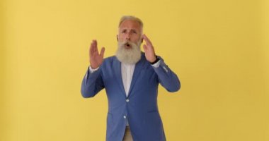 Yaşlı işadamı, küçük meselelerin nasıl bu kadar sorunlu hale geldiğini merak ediyor.