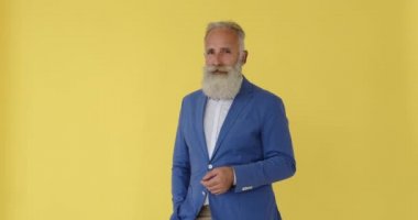 Kıdemli işadamı öpücük yolluyor.