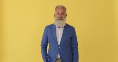 Kendine güvenen işadamı başparmak işareti yapıyor.