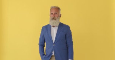 İşadamı parmakları dudaklarında el kol hareketi yapıyor.