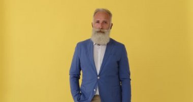 Şaşırmış iş adamı yana doğru işaret ediyor ve hayır diyor.