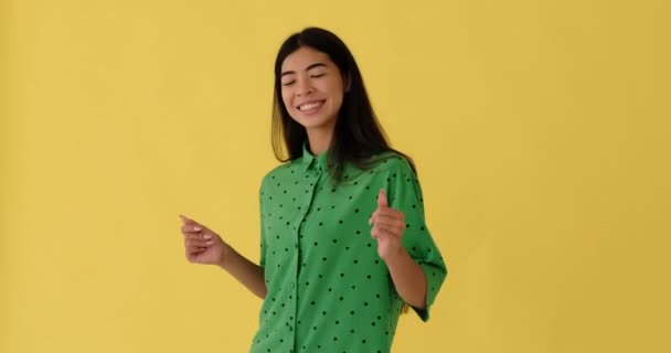 Boldog nő táncol sárga háttér — Stock videók