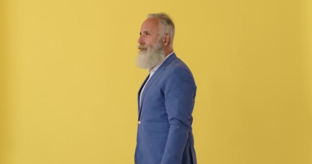 Senior-Geschäftsmann zeigt mit dem Finger auf Kamera — Stockvideo