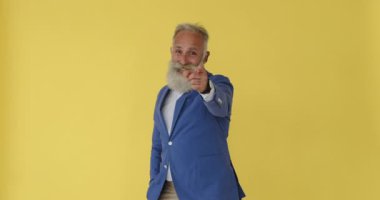 Yaşlı işadamı gelmek istiyor.