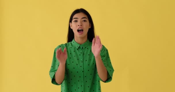 Meglepetés nő kifejezi örömét — Stock videók