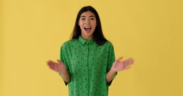 Vidám nő tapsoló kezek sárga háttér — Stock videók