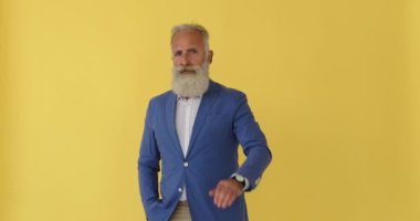 Ciddi işadamı dur işareti olmadan hayır diyor.