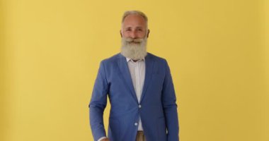 İş adamı elini sıkmak için uzatıyor