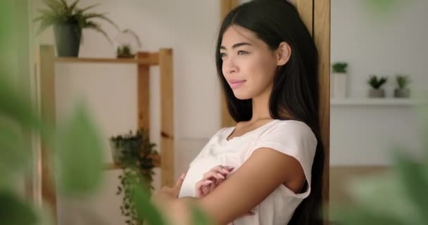 Nöjd koreansk kvinna som ler hemma — Stockvideo