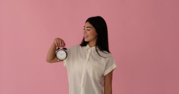 Amazed woman showing time on alarm clock — Stock Video