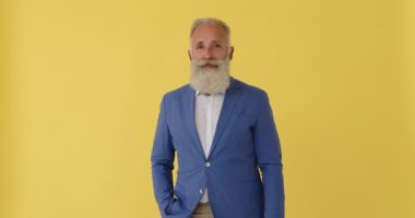 Şaşkın iş adamı baş parmak hareketi yapıyor.