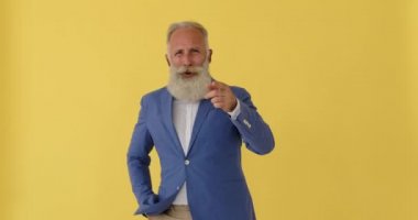 Kıdemli işadamı yüksek sesle gülüyor.