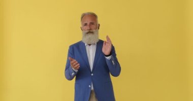 Sıkıcı işadamı ellerini çırpıyor.