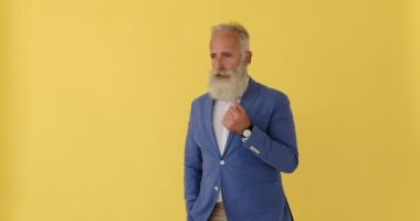 Düşünceli iş adamı harika bir fikirle geliyor.