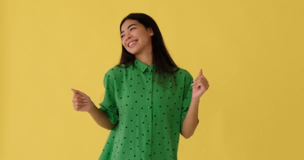 Mosolygó nő táncol sárga háttér — Stock videók