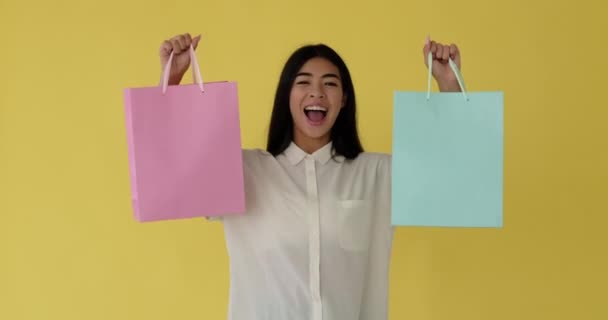 Donna felice che balla con le borse della spesa in mano — Video Stock