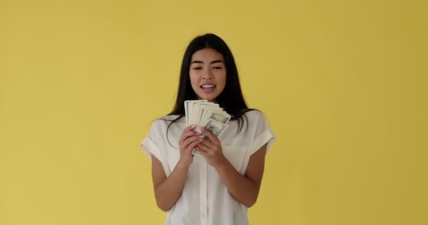 たくさんのお金を持っている幸せな女性 — ストック動画