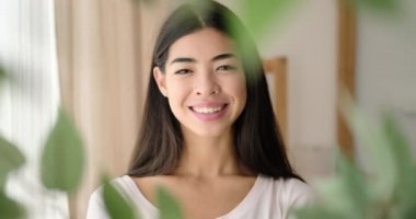 Memnuniyetle gülümseyen kadın