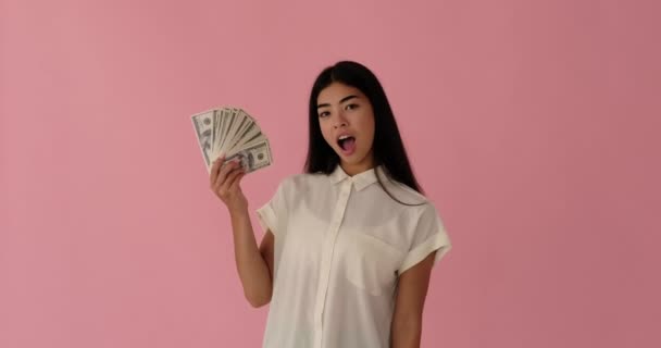 Щаслива жінка тримає доларові банкноти і показує свої сумки — стокове відео