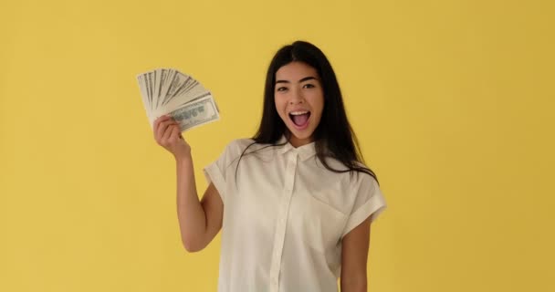 Щаслива жінка тримає доларові банкноти і показує свої сумки — стокове відео
