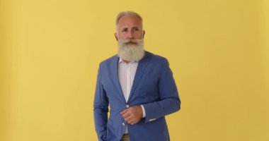 Kıdemli işadamı, özel birini görünce hayranlık duyuyor ve konuşuyor.