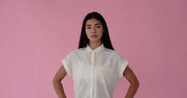 Kolları güçlü, kendine güvenen bir kadın.