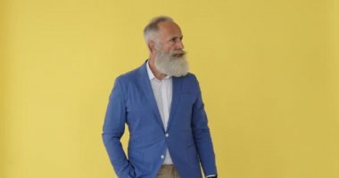 Sabırsız işadamı zamanı kontrol edip gidiyor.